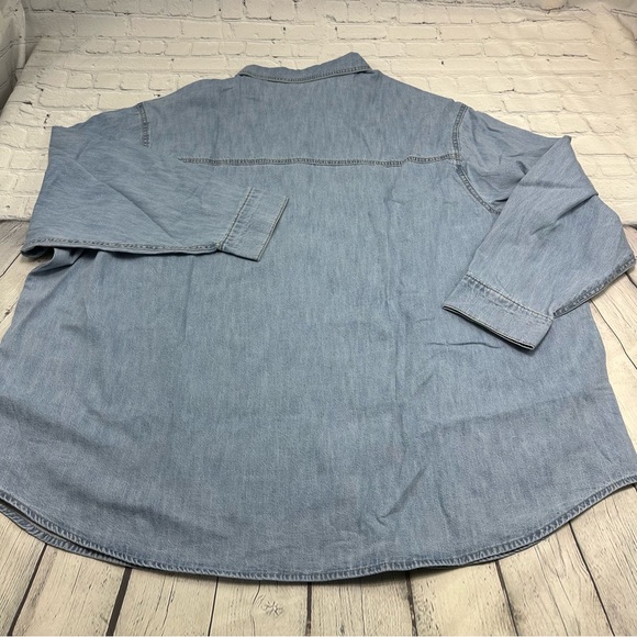 ASOS DESIGN Curve minimal denim shirt in lightwash blue - Picture 9 of 13